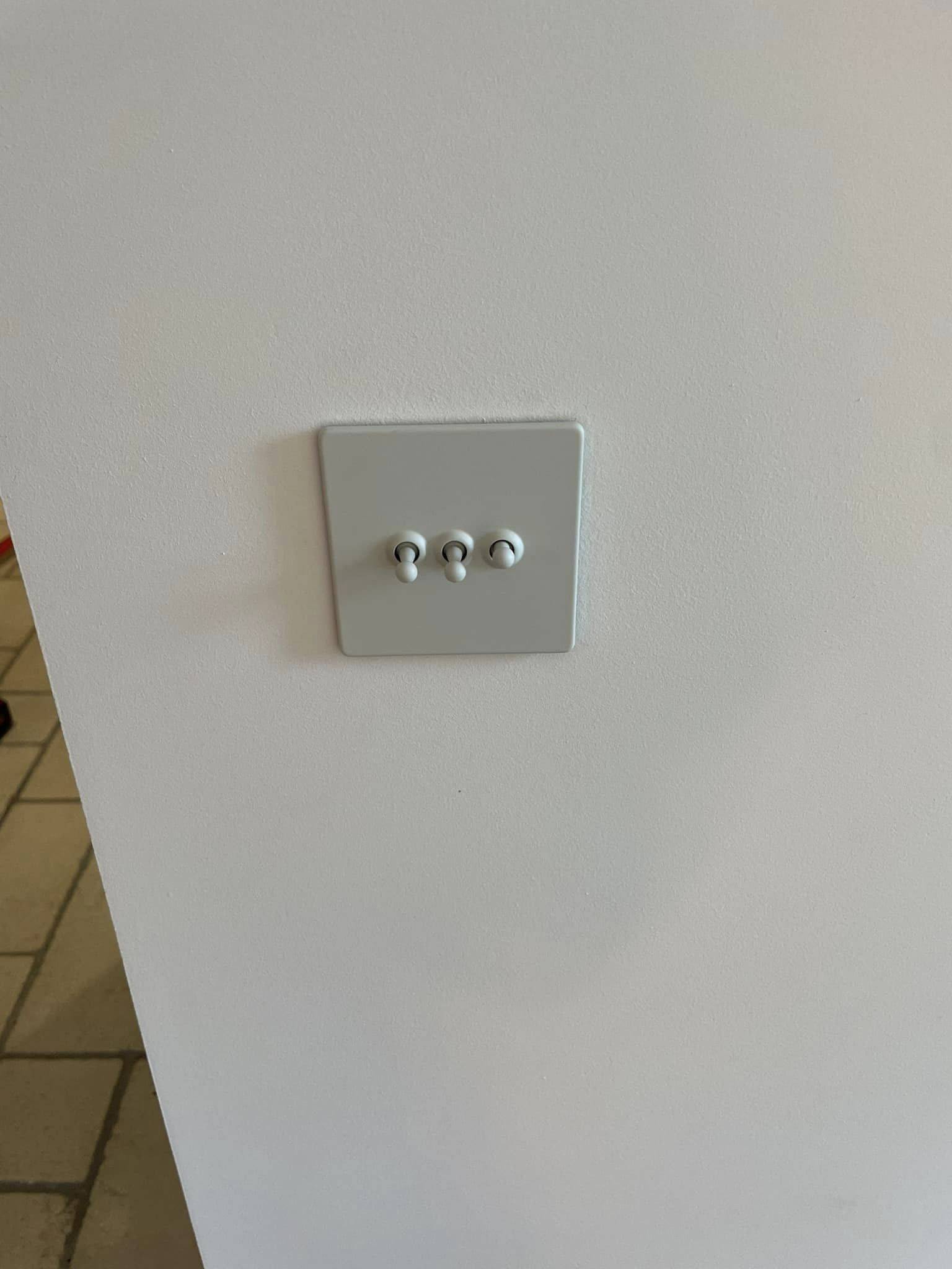 Electricien professionnel spécialisé dans l'aménagement d'agrandissements pour une maison en brique et silex dans le secteur d'Etretat 76.