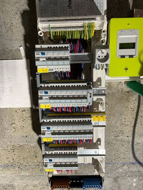 Electricien professionnel dans le secteur de Fécamp 76 pour une remise aux norme d'un compteur électrique.