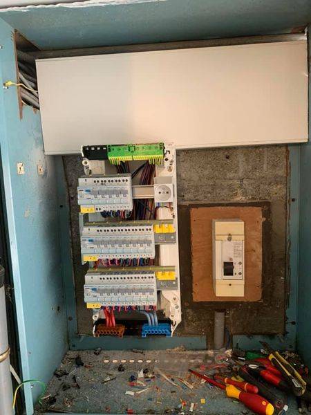Electricien professionnel pour mise en conformité d'un tableau électrique sur Mentheville 76