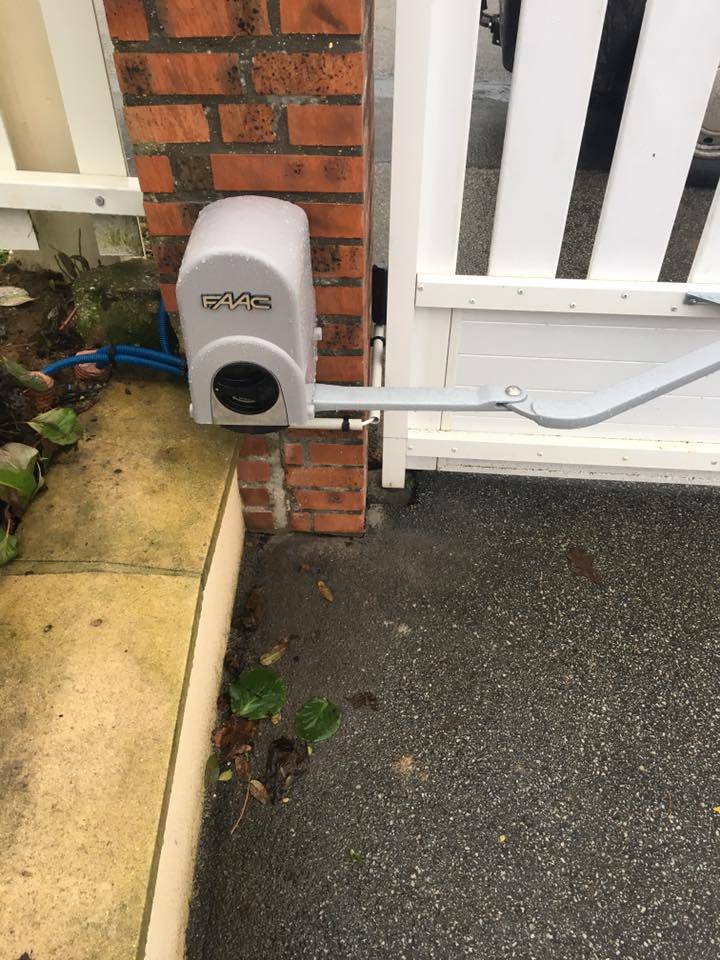Professionnel pour installation d'une motorisation sur barrière PVC dans le secteur de Fécamp 76.