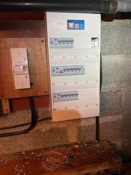 Remplacer un tableau électrique dans le garage d'une maison sur Montivilliers proche du Havre 76 par un électricien professionnel