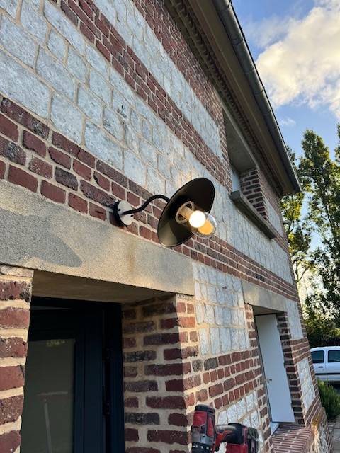 Recherche électricien professionnel, dans le secteur de Goderville 76, pour l'installation d'éclairage extérieur.