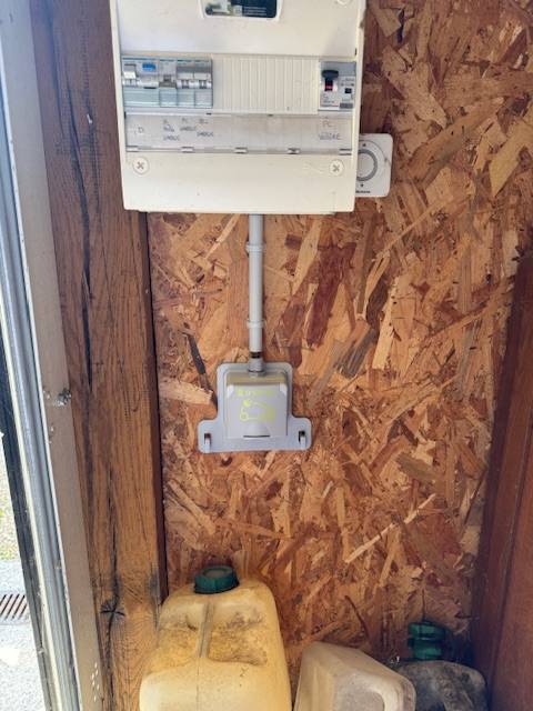 Professionnel pour installation d'un prise de recharge pour véhicule électrique sur le secteur de Maniquerville 76.