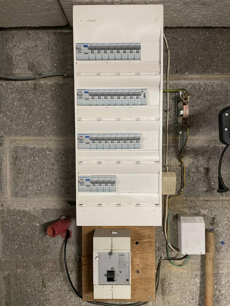 Electricien professionnel pour effectuer un changement de compteur électrique dans une maison en rénovation dans le secteur de Bolbec 76.