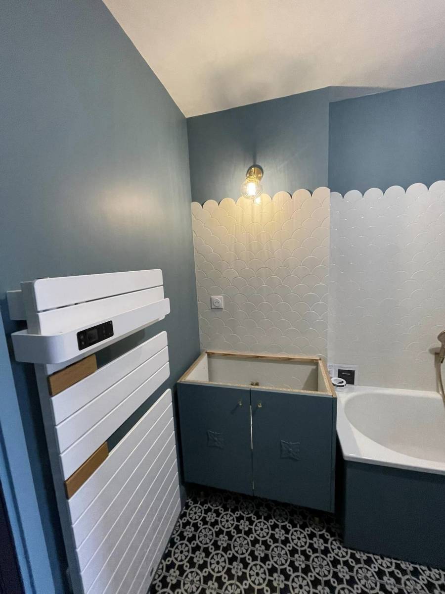 Electricien pour installation d'un sèche serviette connecté et design dans une salle de bain de gite sur le secteur d'Yport 76.