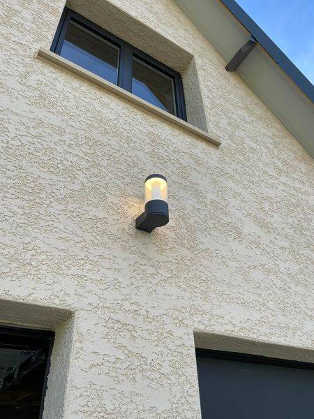 Pose d'éclairage moderne à l'extérieur d'une maison neuve proche de Goderville 76