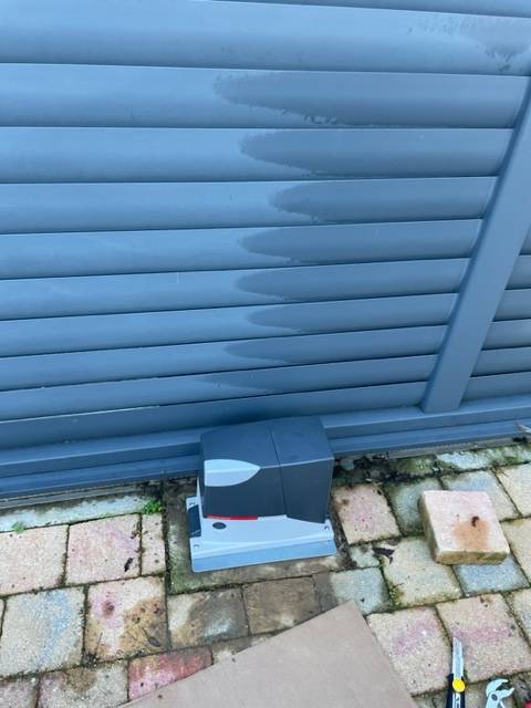 Recherche professionnel dans le secteur de Bolbec 76 pour l'installation d'une motorisation de portail.