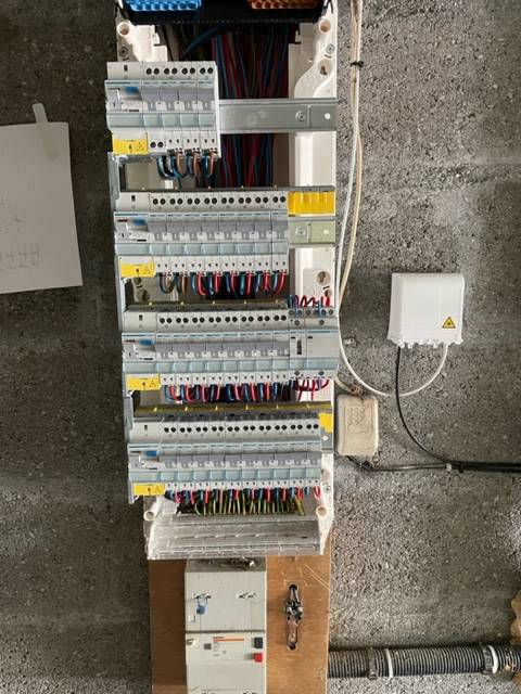 Electricien professionnel dans le secteur de Fécamp 76 pour une remise aux norme d'un compteur électrique.