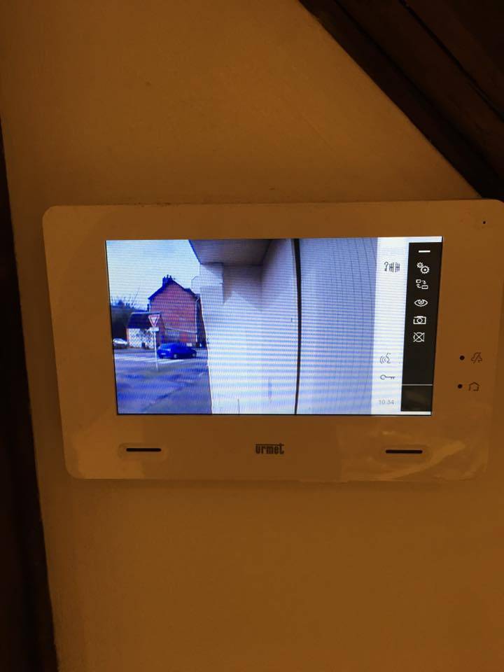 Electricien dans le secteur de Goderville 76 pour l'installation d'un interphone avec vidéos surveillance.