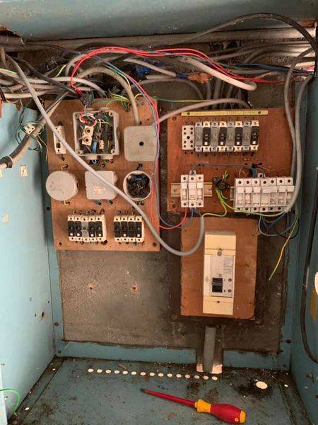 Electricien professionnel pour mise en conformité d'un tableau électrique sur Mentheville 76