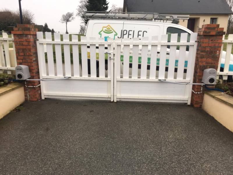 Professionnel pour installation d'une motorisation sur barrière PVC dans le secteur de Fécamp 76.