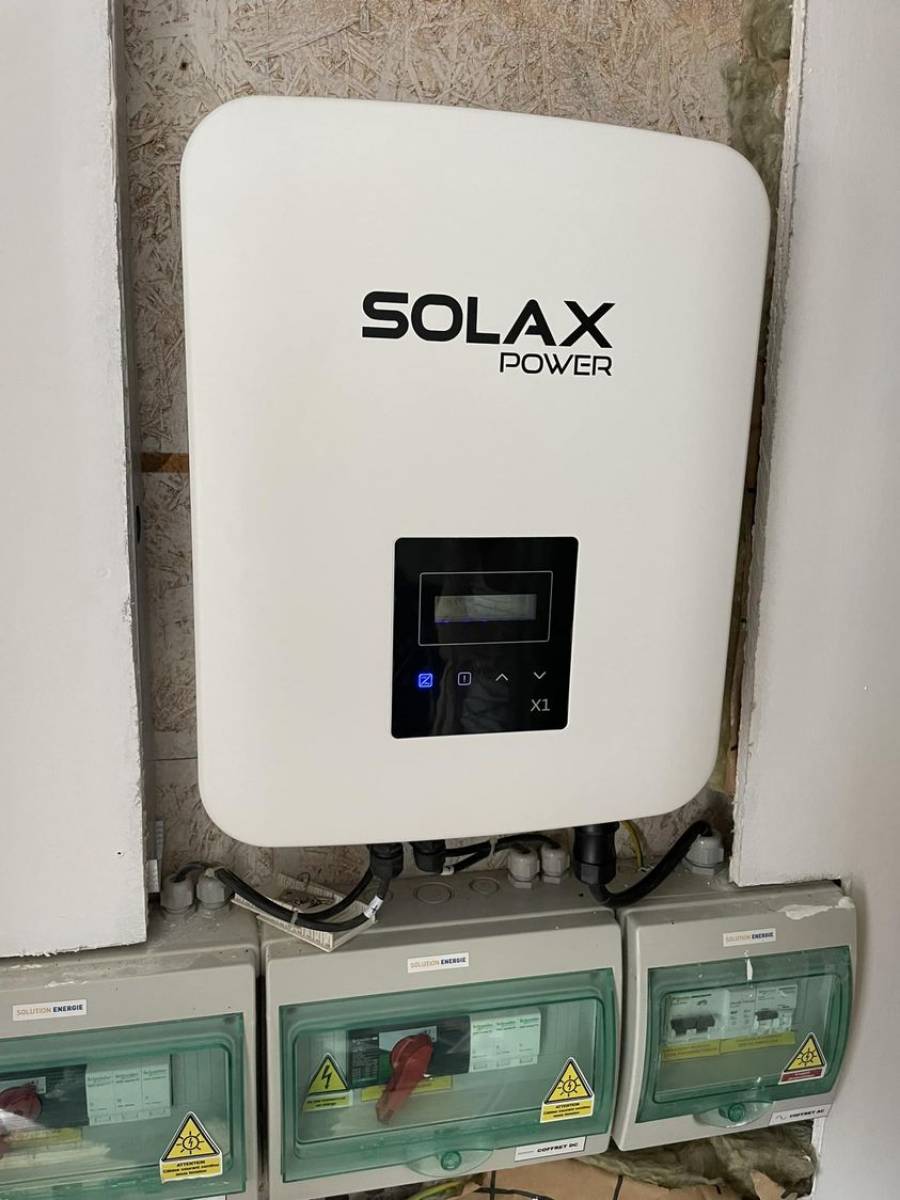 Electricien ayant les compétence pour le remplacement de pièces dans un branchement de panneaux photovoltaïque dans le secteur de Fécamp 76.