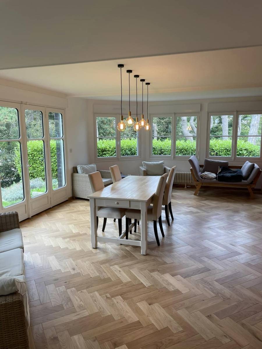 Electricien professionnel spécialisé dans l'aménagement d'agrandissements pour une maison en brique et silex dans le secteur d'Etretat 76.