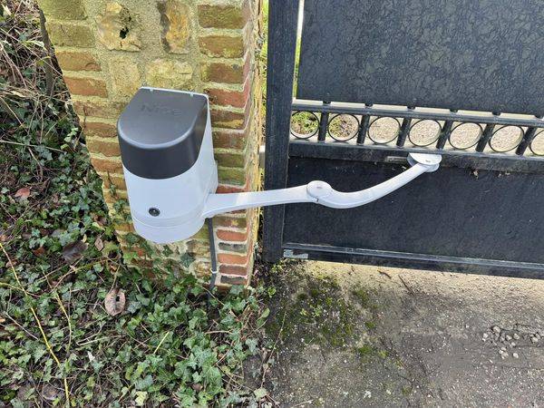 Professionnel pour la pose d'une motorisation de portail dans le secteur de Bolbec 76