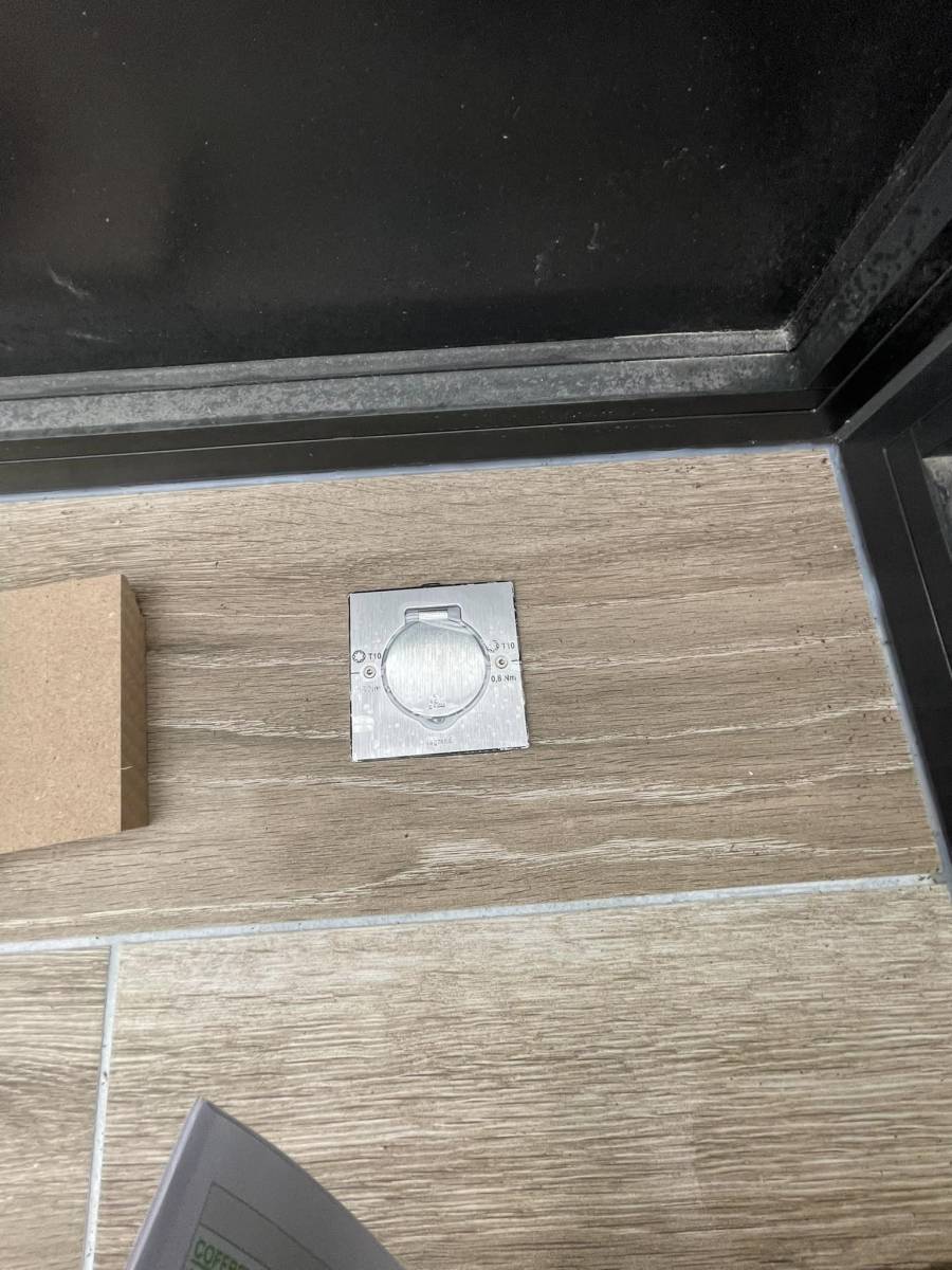 Electricien dans le secteur de Cuverville 76 pour pose de prises encastrées dans le sol d'une véranda.