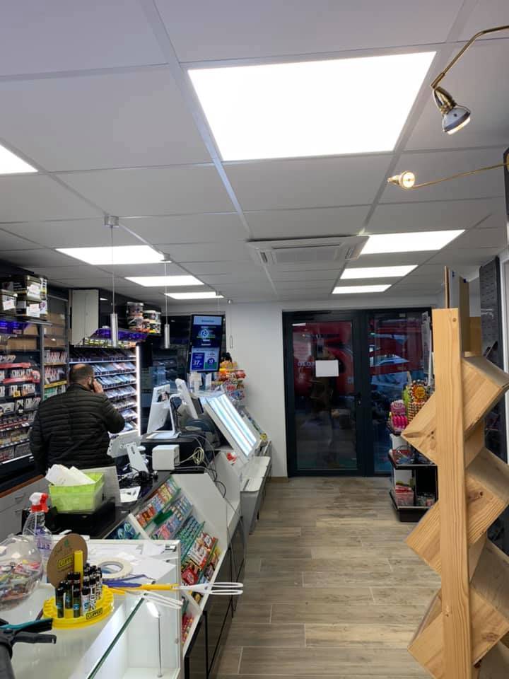 Electricien professionnel pour effectuer un relamping et des modifications de branchement électrique dans un commerce sur Goderville 76